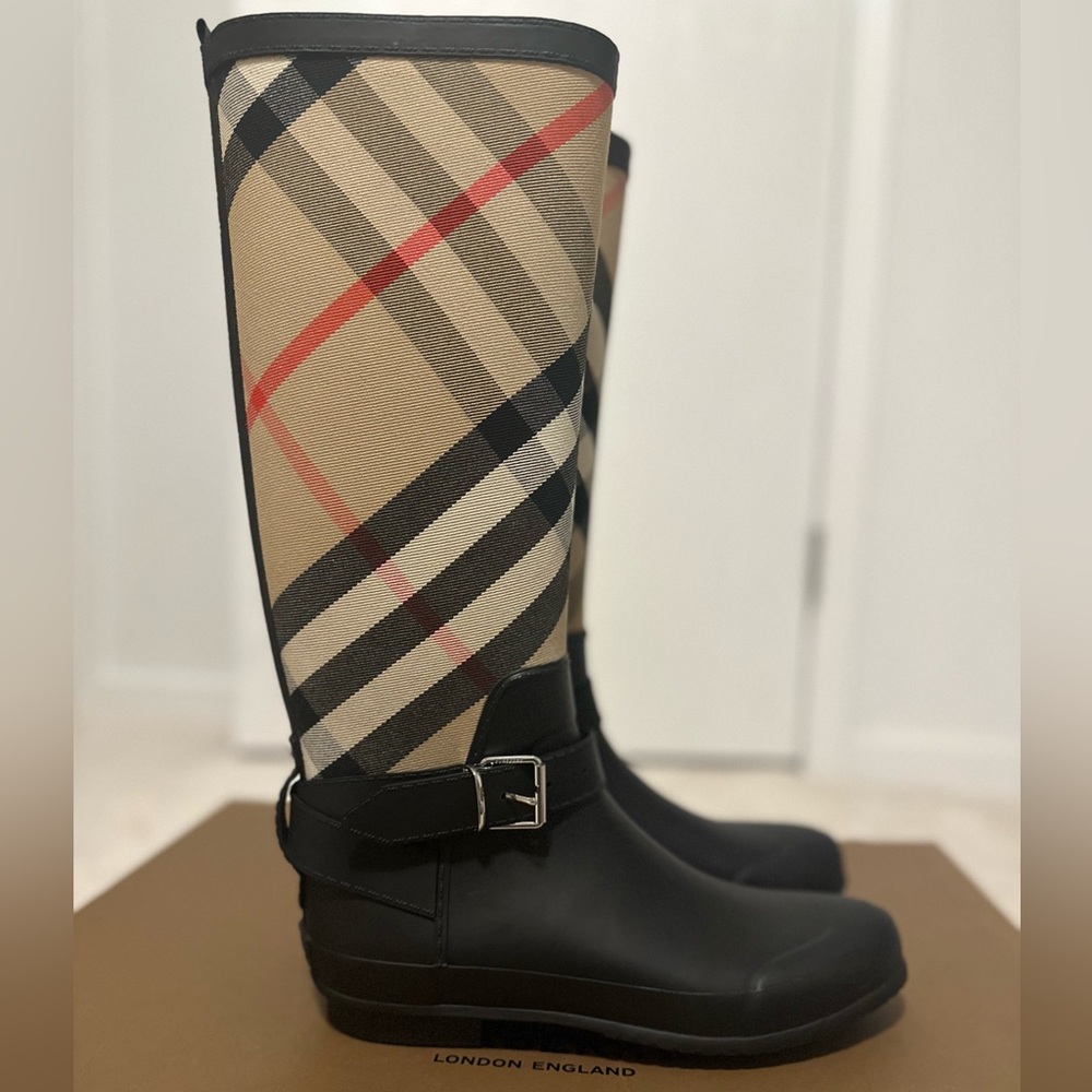 Women Burberry house check and rubber rain boots